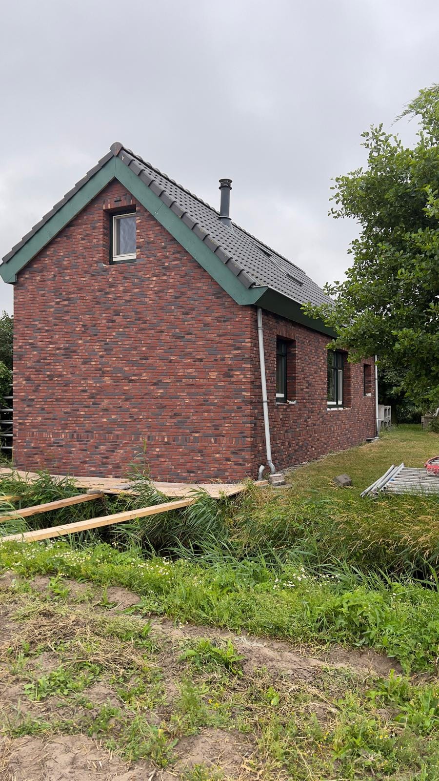 Raamdetail van een gevel met roodbonte minerale steenstrips