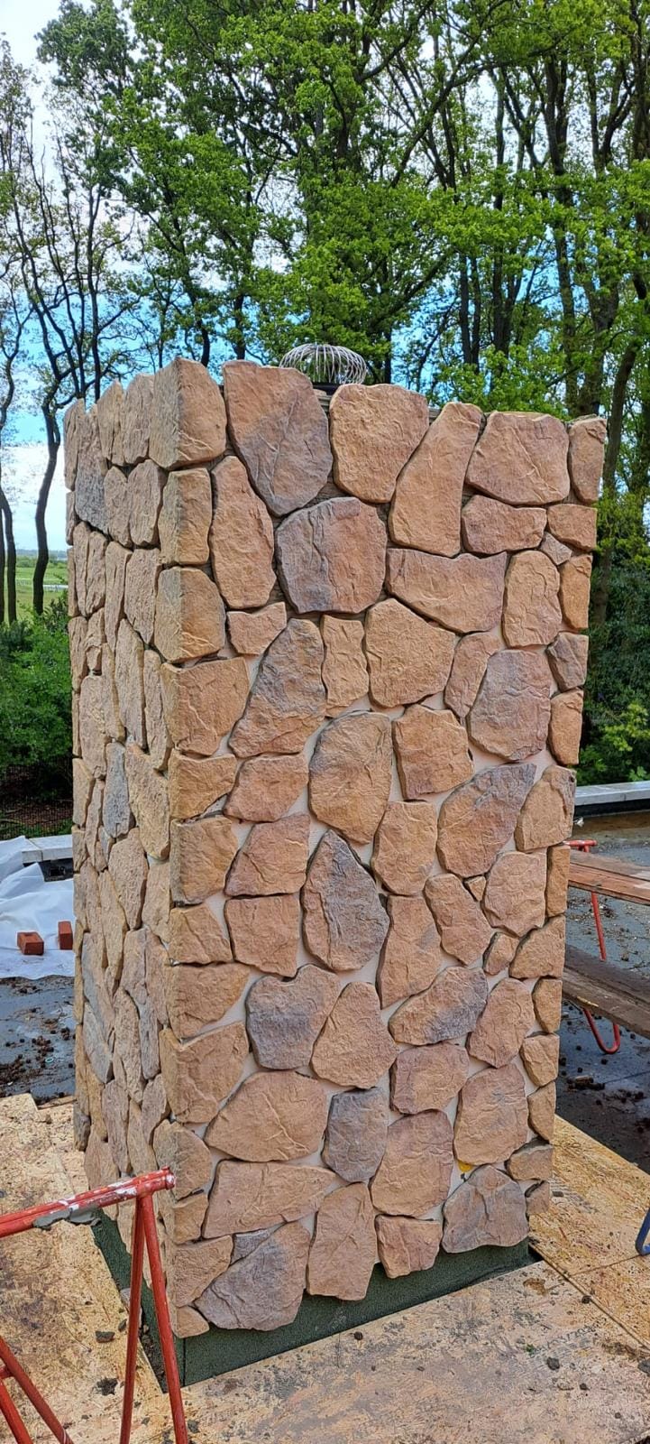 Wand bekleed met natuursteen flagstones