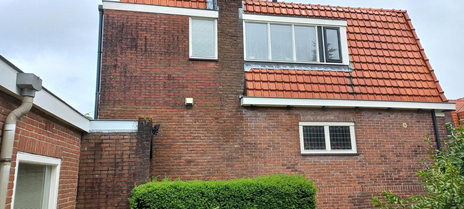 Verweerde oude gevel vóór de renovatie, woonhuis Bussum