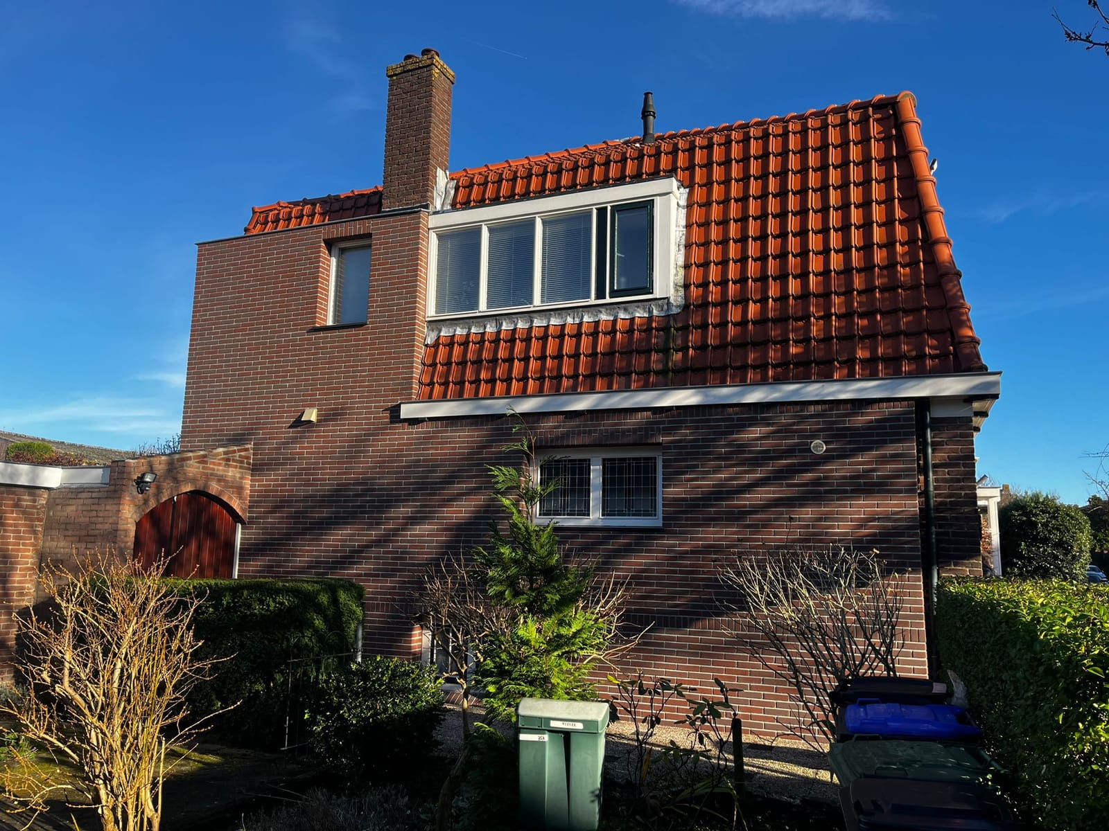 Gerenoveerde gevel met steenstrips, woonhuis Bussum